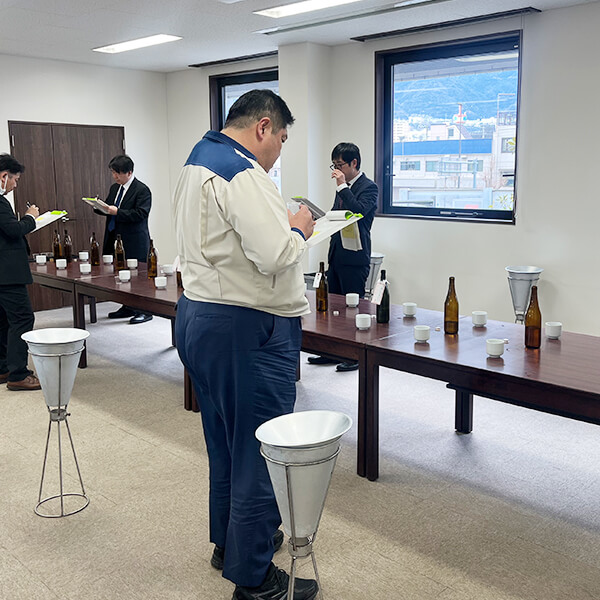 認定審査会(きき酒)の様子